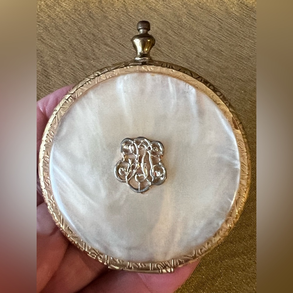 VINTAGE ESTEE LAUDER  POWDER COMPACT 1960s Gold Tone & Mother Of Pearl